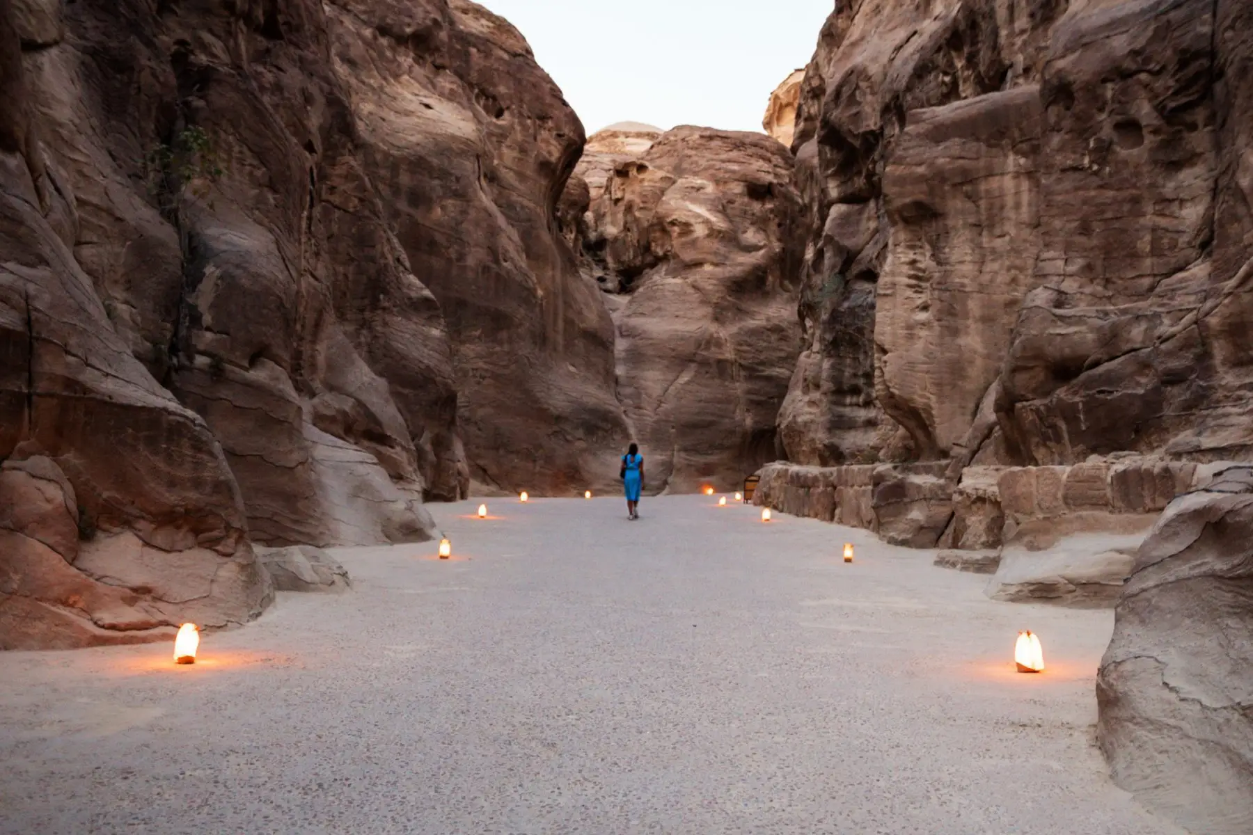 Lopen door de Siq tijdens Petra by Night