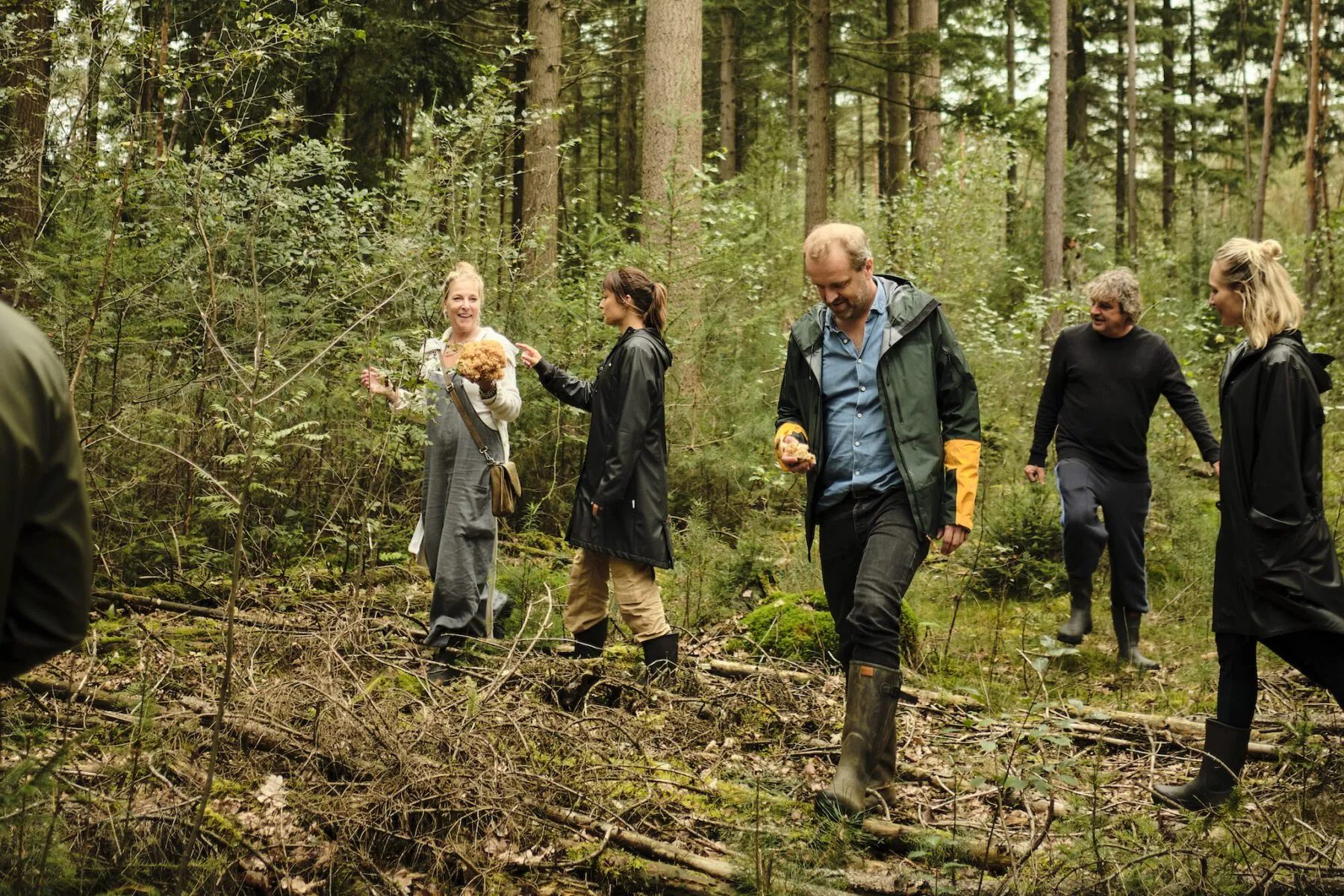 In Travelin regenlaarzen door het bos lopen