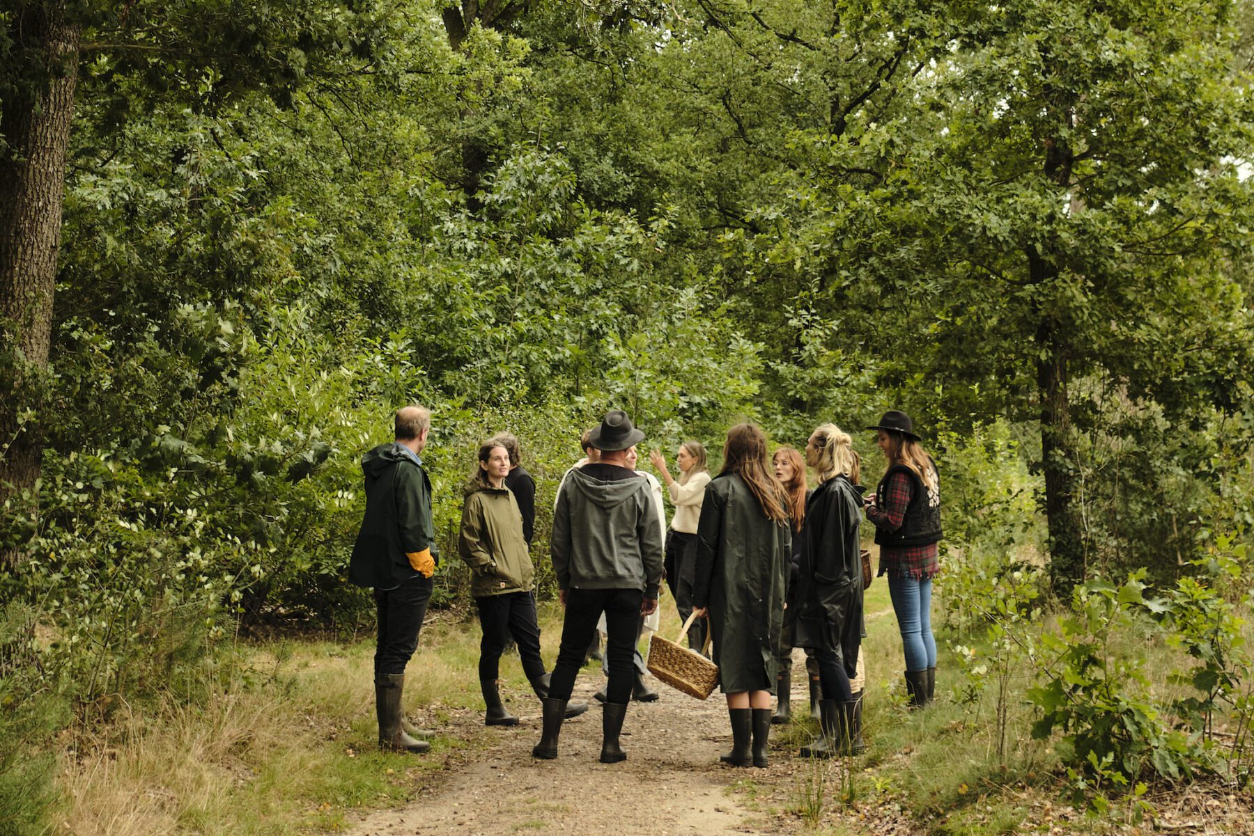 Met Travelin laarzen aan het bos in