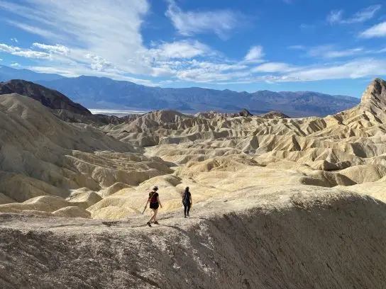 twee vrouwen wandelen bij Zibriskie point in Death Valley