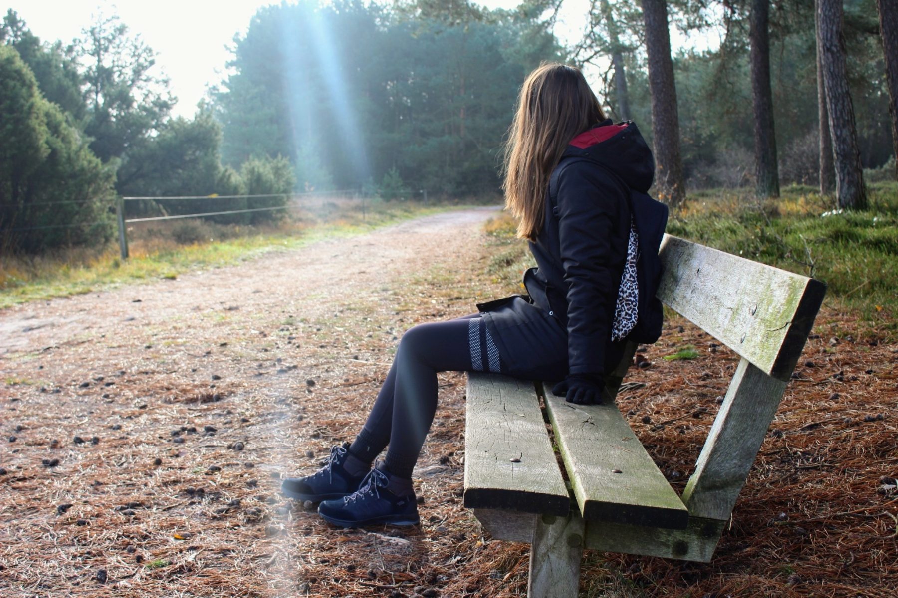 Hiker met wandelschoenen op een bankje in Nationaal Park Dwingelderveld