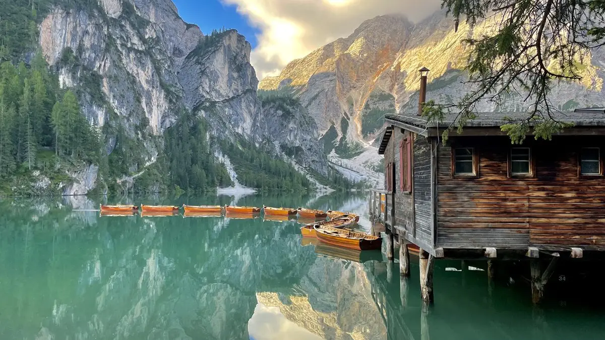 De Alta Via 1 begint aan de schilderachtige Pragser Wildsee