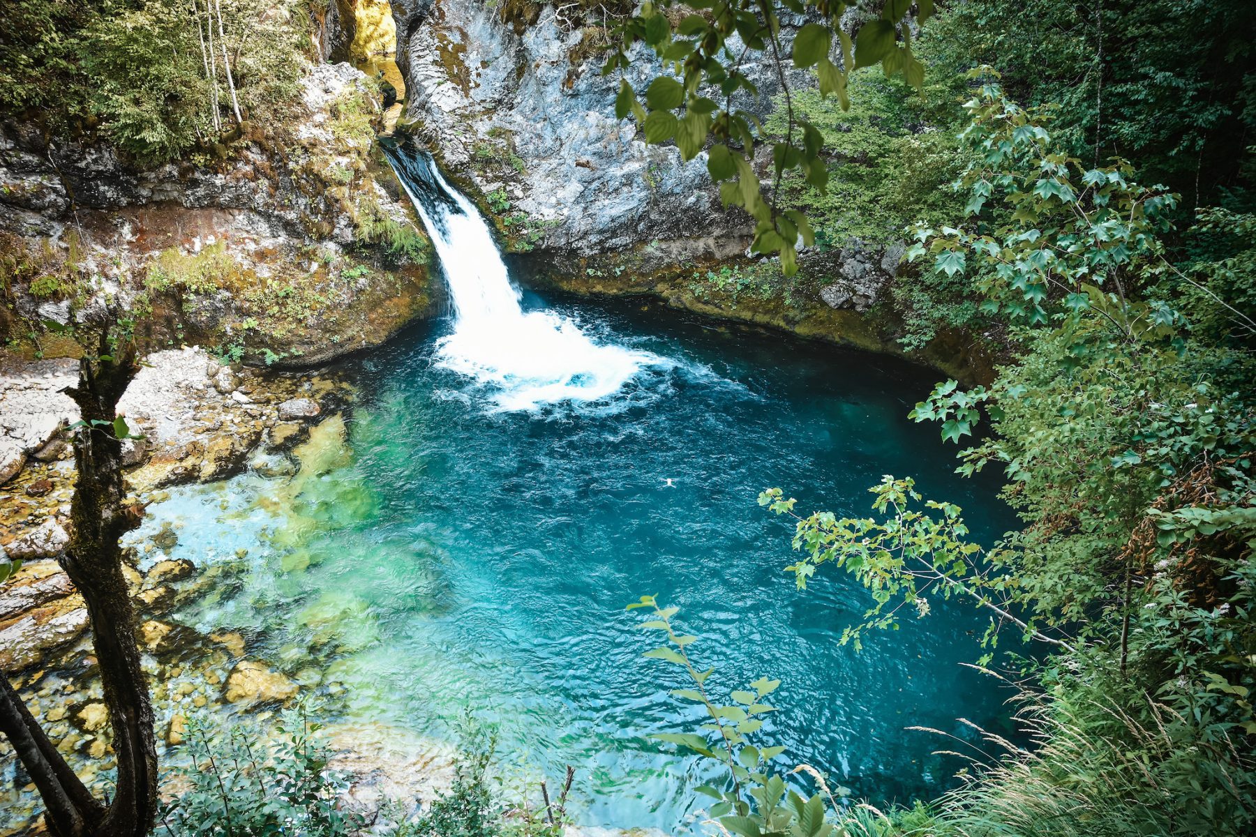 Blue Eye in Albanië, bij Theth. Onderdeel van de Peaks of the Balkan