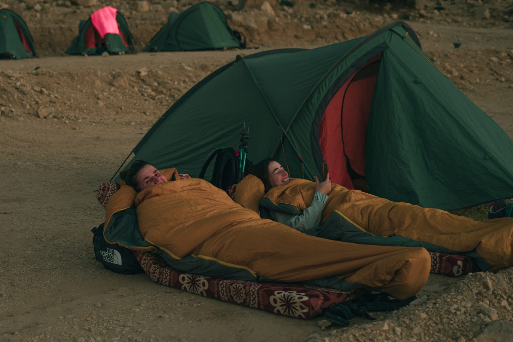 Slaapspullen worden voor je vervoerd tijdens de Jordan Trail van Travelbase