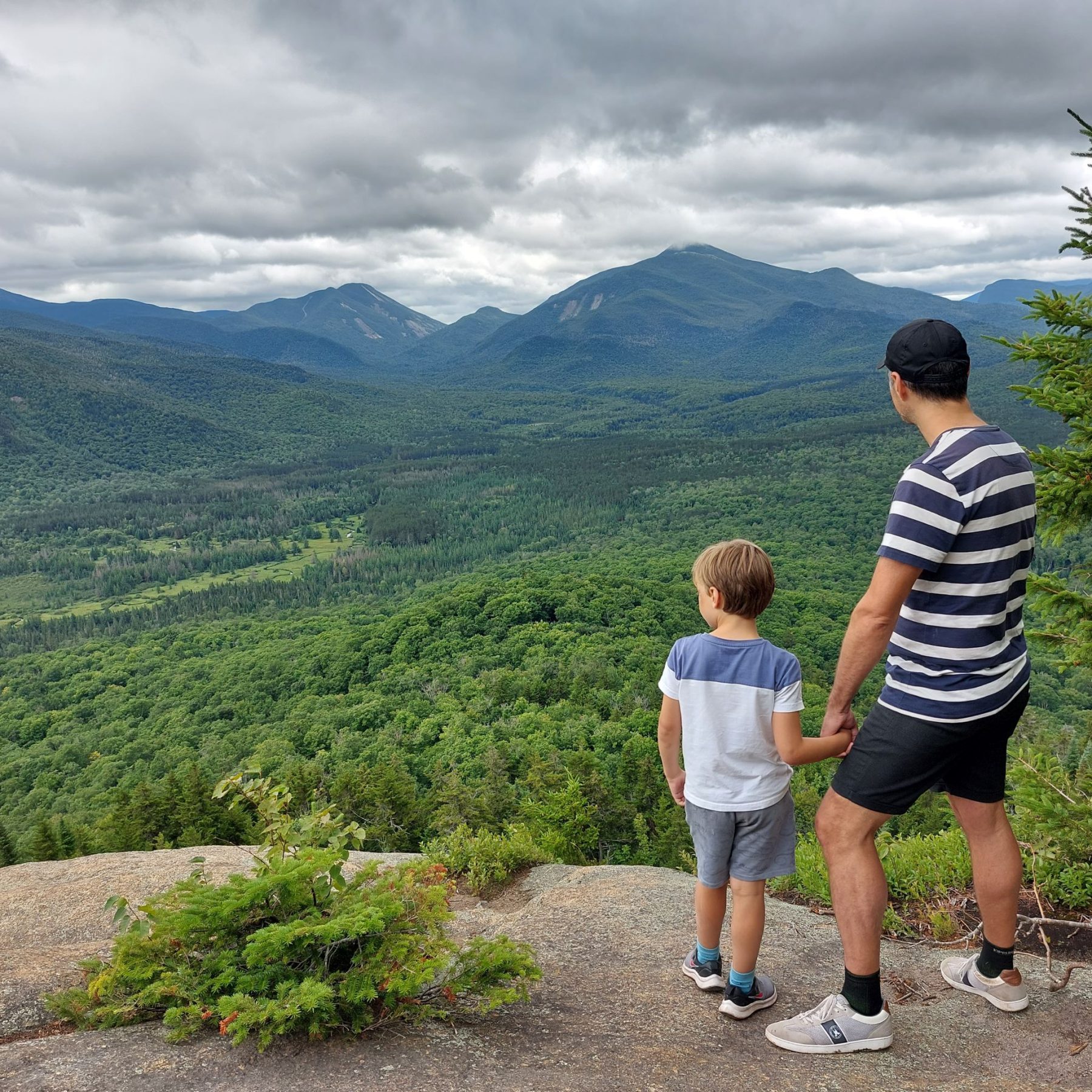 Op de top van Mount Hoevenberg wacht een prachtig panorama. Lake Placid, New York, Verenigde Staten.