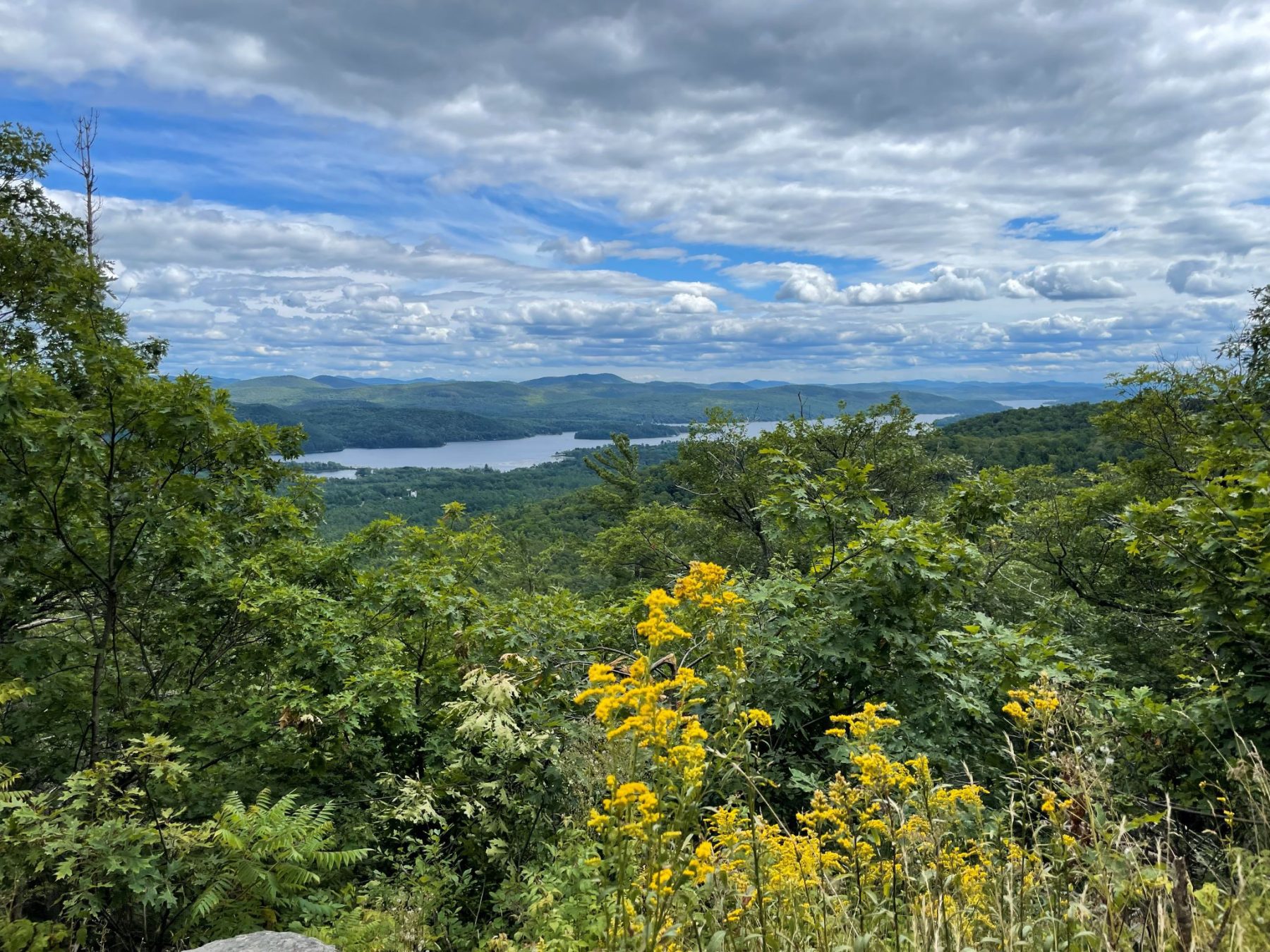 Mount Severance met uitzicht op Schroon lake, New York State, Verenigde Staten.