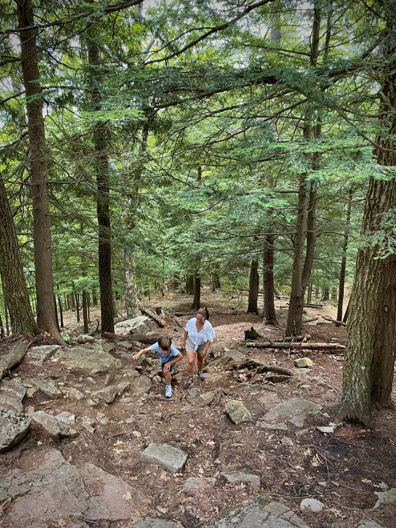 Over de rotsen naar boven, Mount Severance, New York, Verenigde Staten.