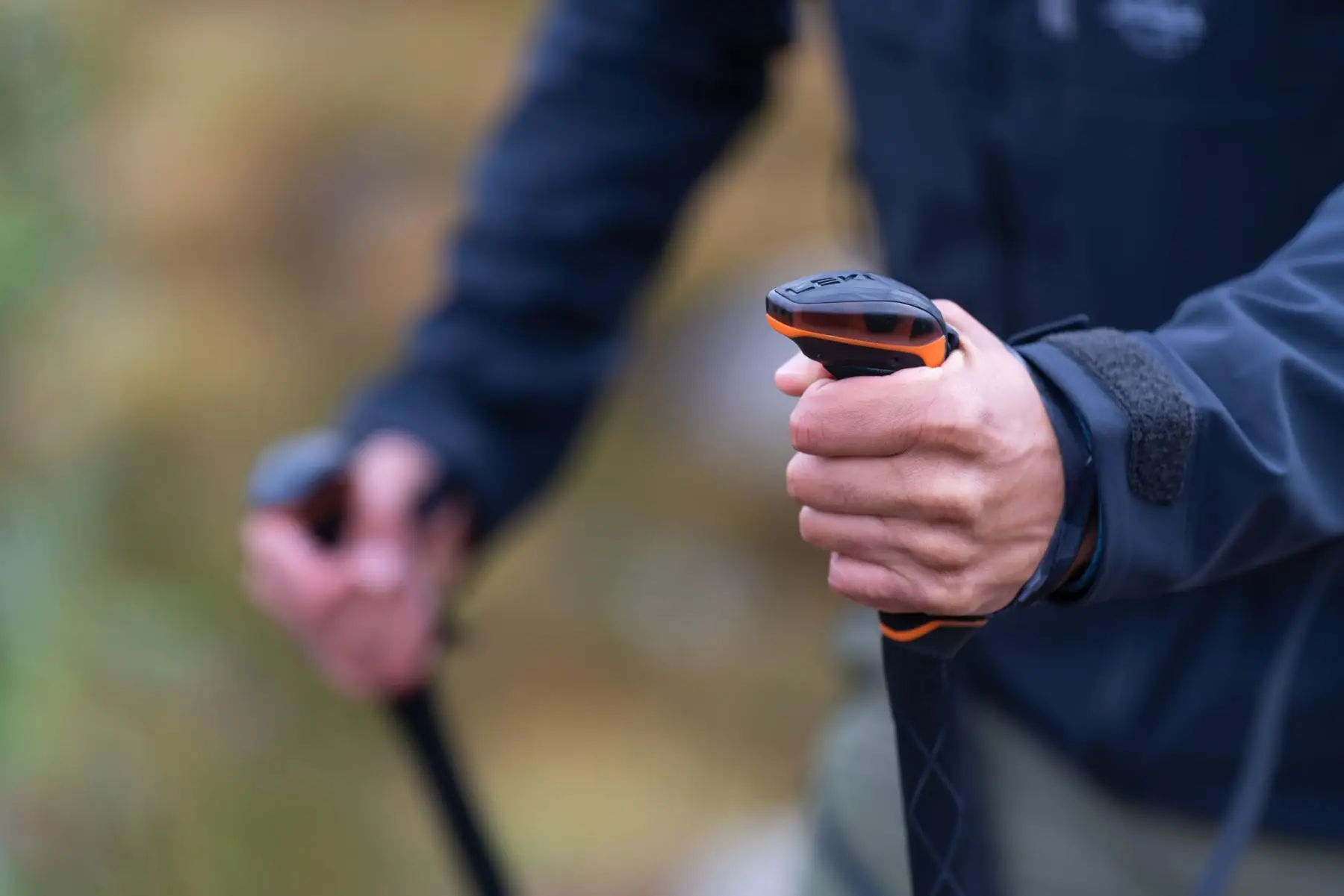 LEKI wandelstokken vasthouden