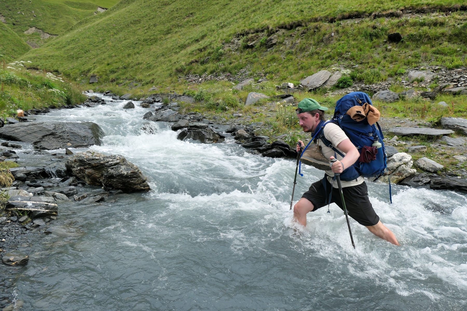 De rivier oversteken tijdens de trekking in Georgië