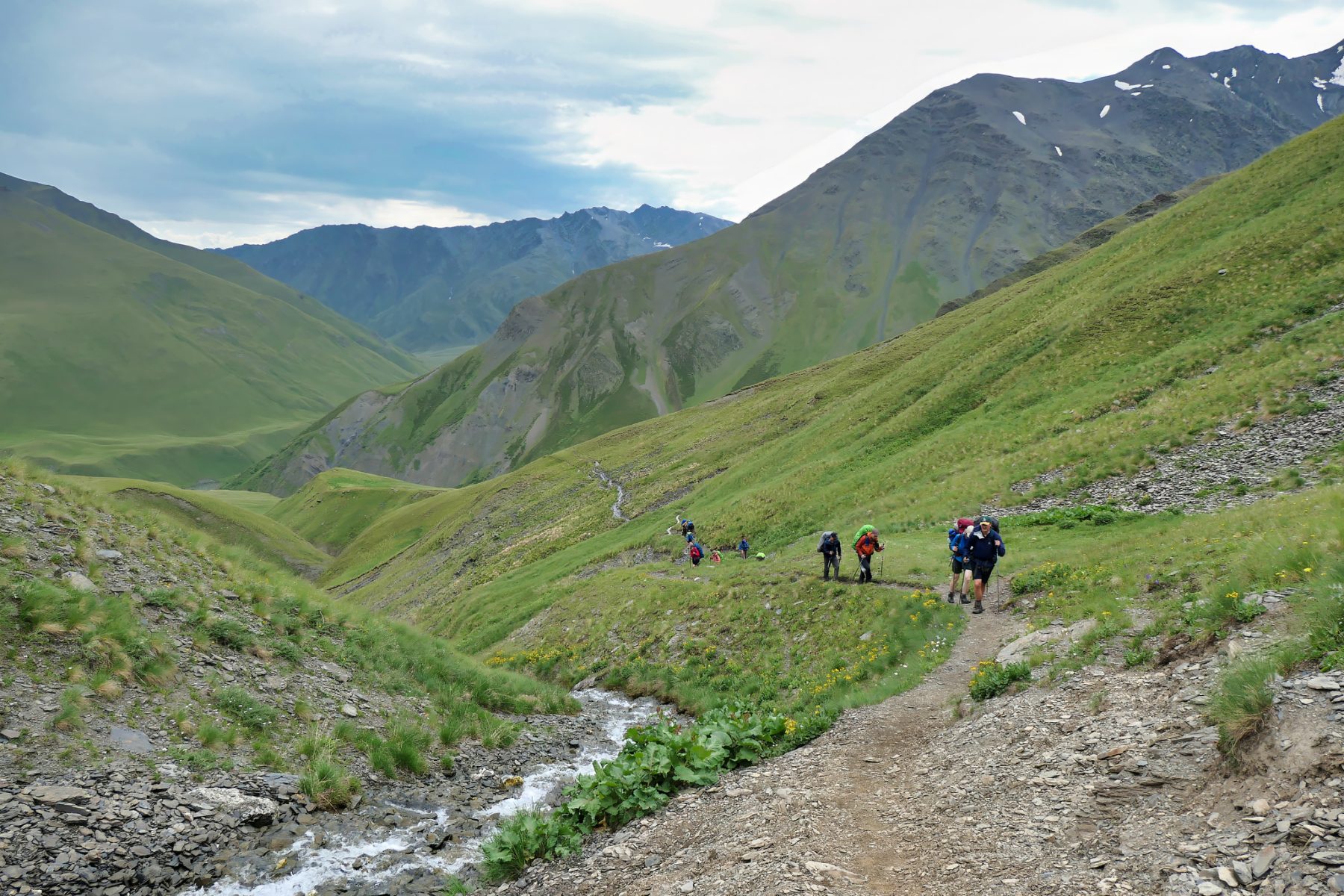 Hiken in Georgië aan de voet van de Atsunta pas