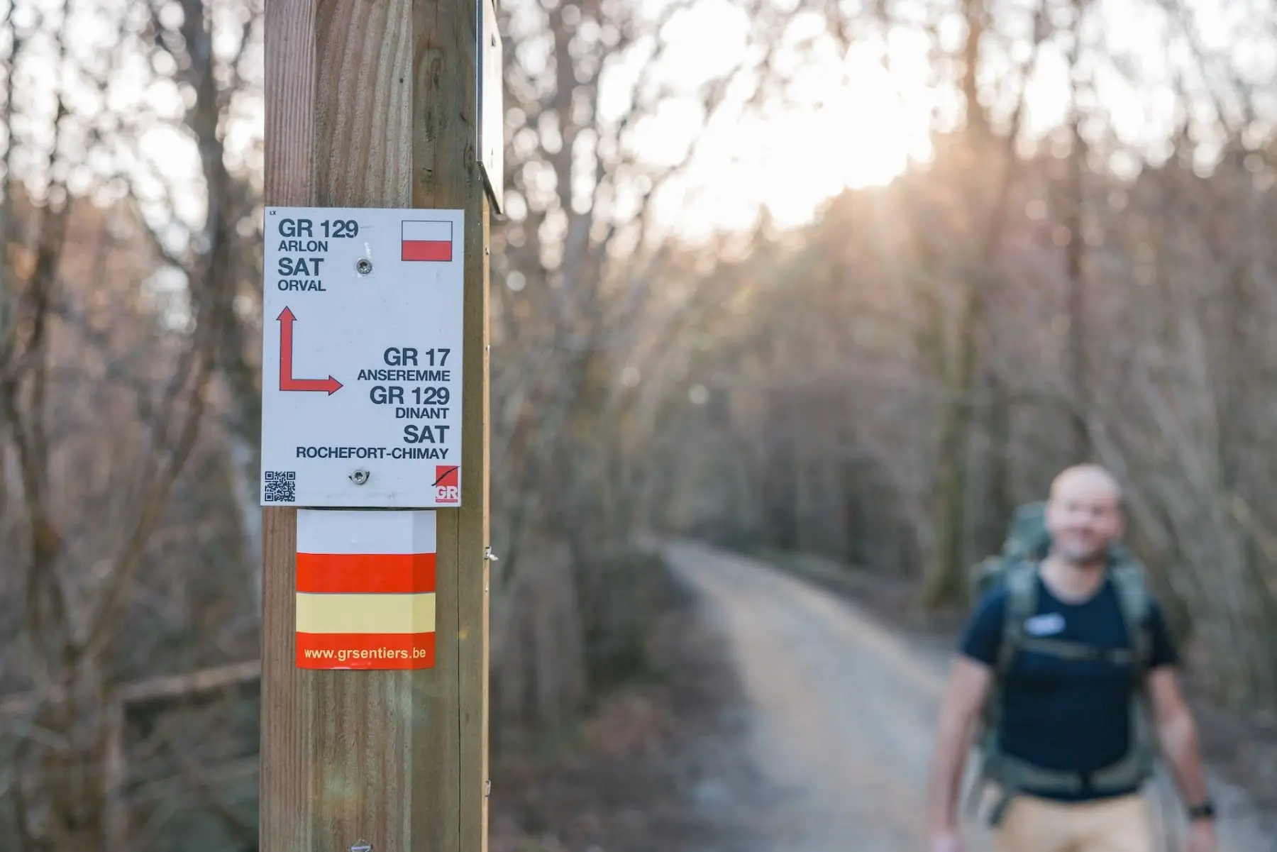 Wandelen langs een GR129 bordje