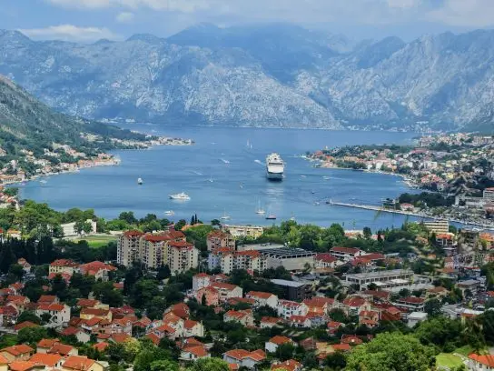 Uitzicht op de baai van Kotor en de stad Kotor in Montenegro.