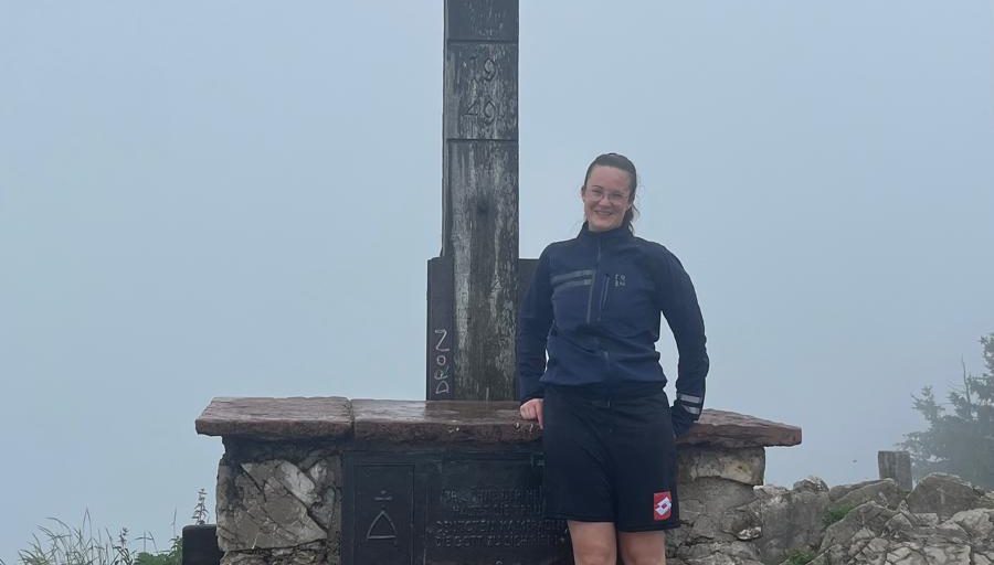 Nanouk bij het kruis op de top van de Zwölferhorn.