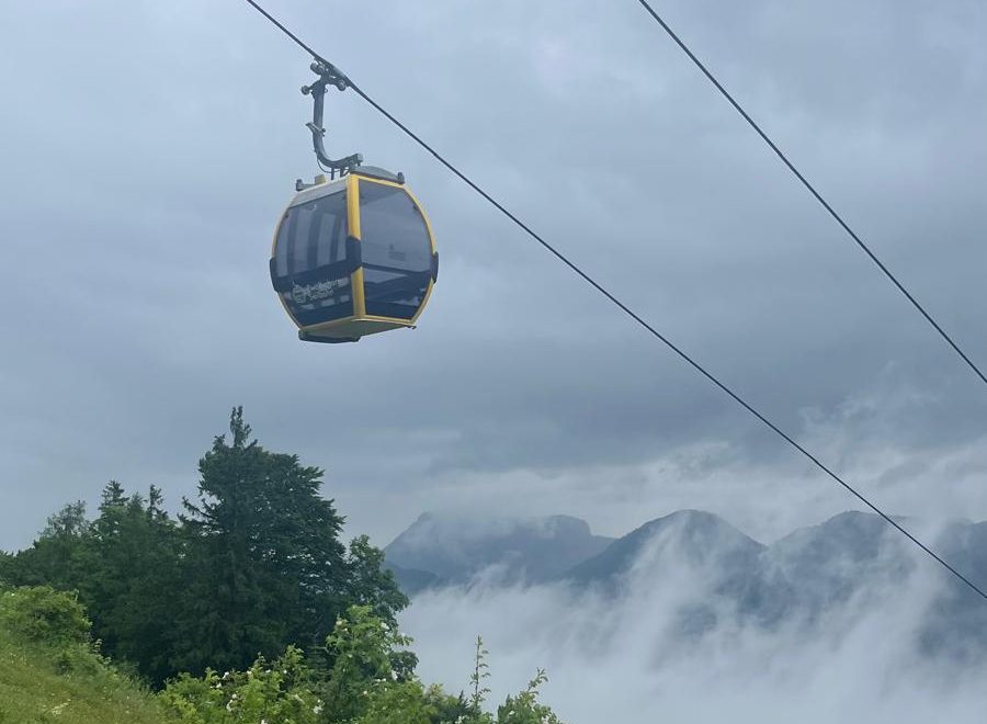 Kabelbaan die passagiers naar de top van de berg Zwölferhorn brengt.