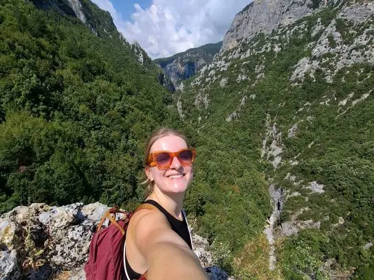 Selfie met uitzicht op de Enipeas kloof
