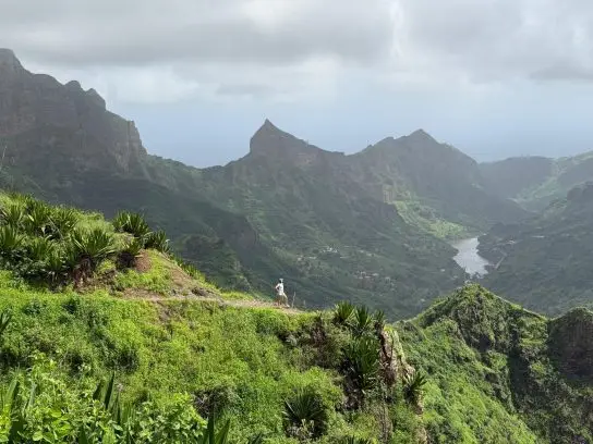 uitzicht nationaal park Serra da Malagueta met wandelaar