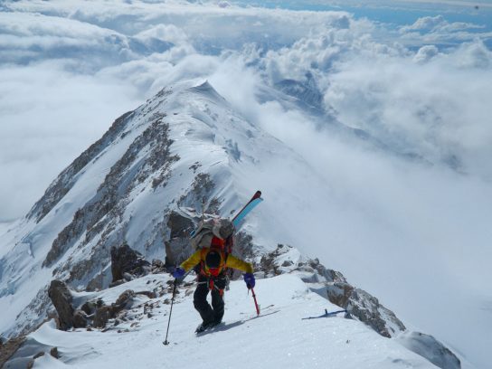 Een beeld uit de documentaire WILD DAYS, waarbij één van de hoofdrolspelers het Denali-massief trotseert.