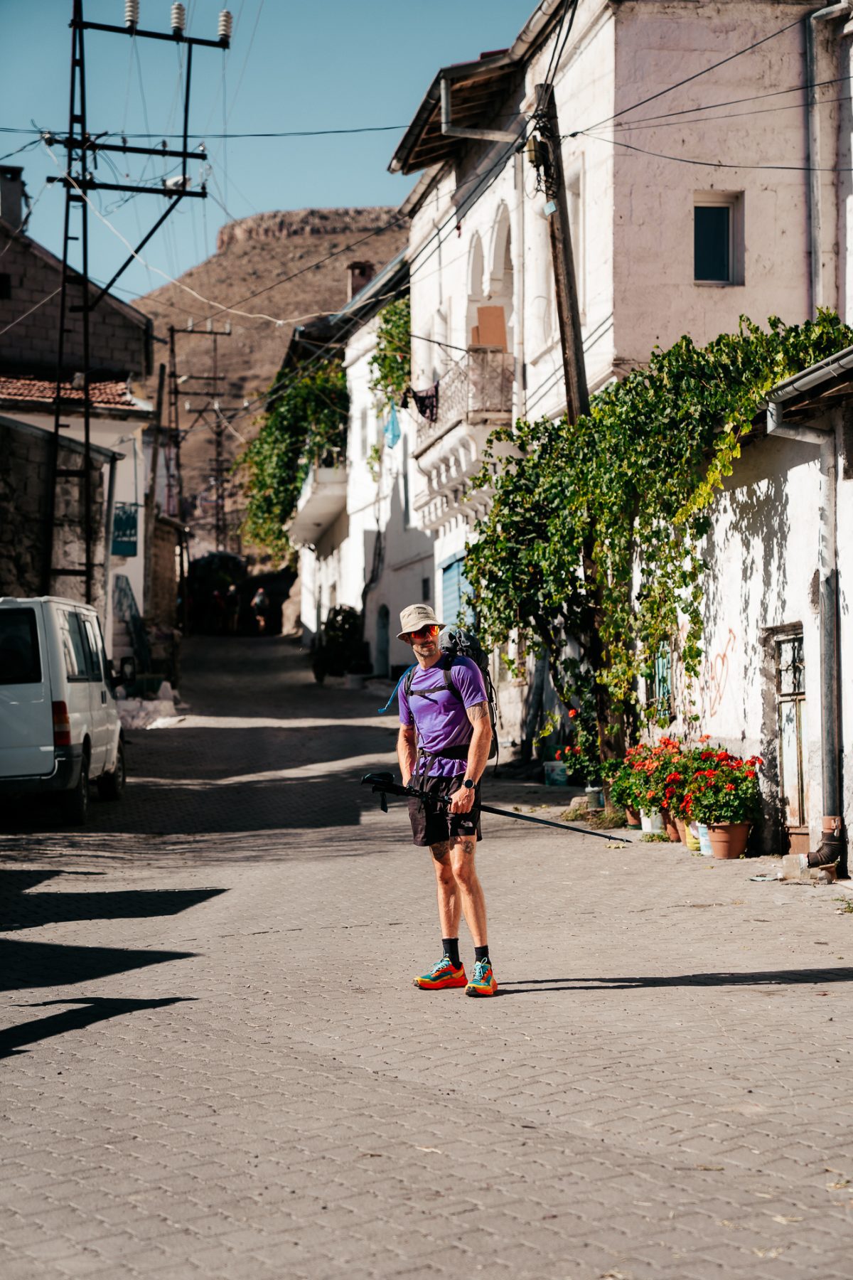 man in wandeloutfit in turks dorp in mustafapasa