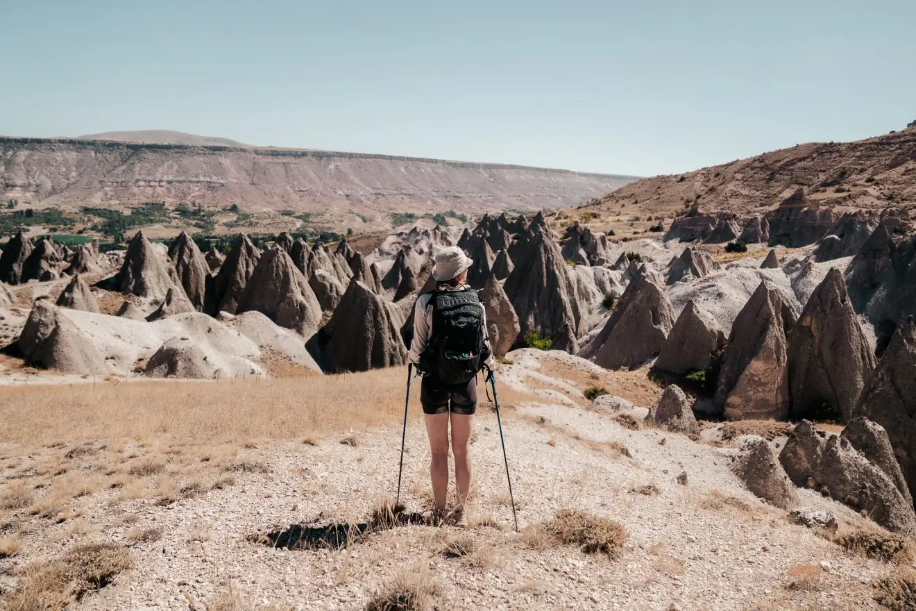 wandelende vrouw kijkt naar uitzicht Cappadocië schoorstenen in turkije