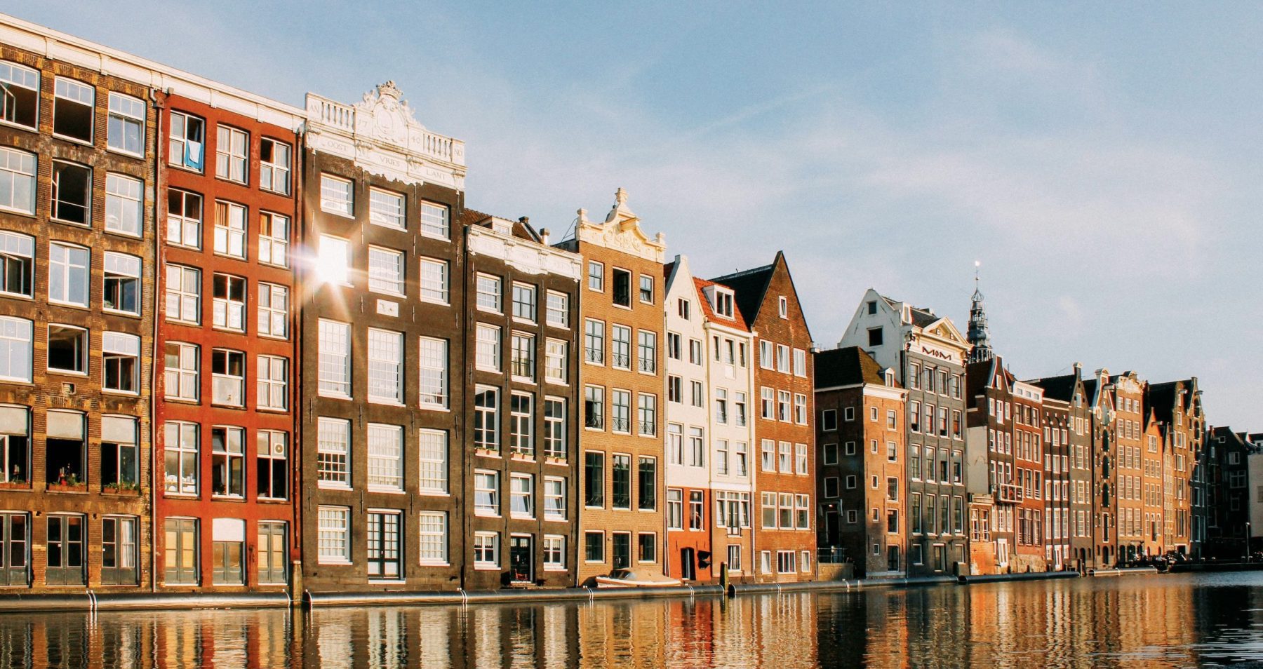 Amsterdamse grachtenpanden, die je tegen kunt komen tijdens een wandeling door Amsterdam.