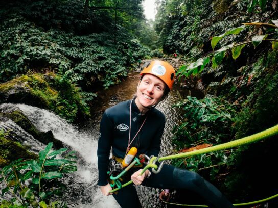 canyoning são miguel, canyoning azoren, Portugal, vrouw abseilen in rivier
