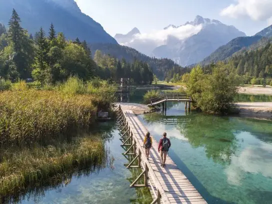 Wandelen over de Alpe Adria Trail langs Lake Jasna