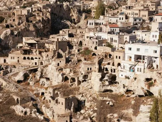 Een uitzicht op stenen huizen op een berg in Ortahisar.