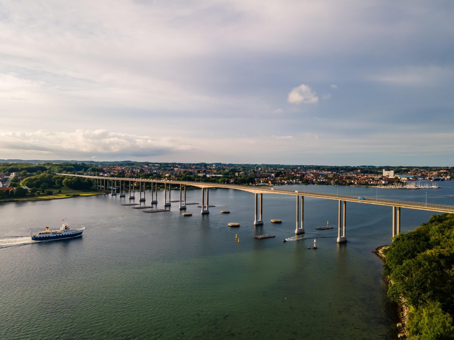 brugverbinding tussen de eilanden Funense archipel