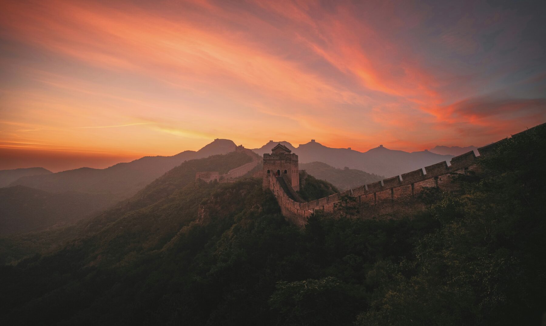 Een berglandschap in China tijdens zonsondergang.