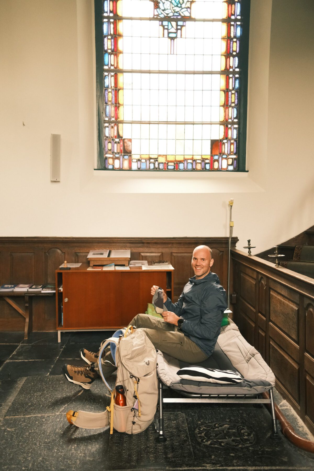 Overnachten op een stretcher in de kerk op Het Ziltepad