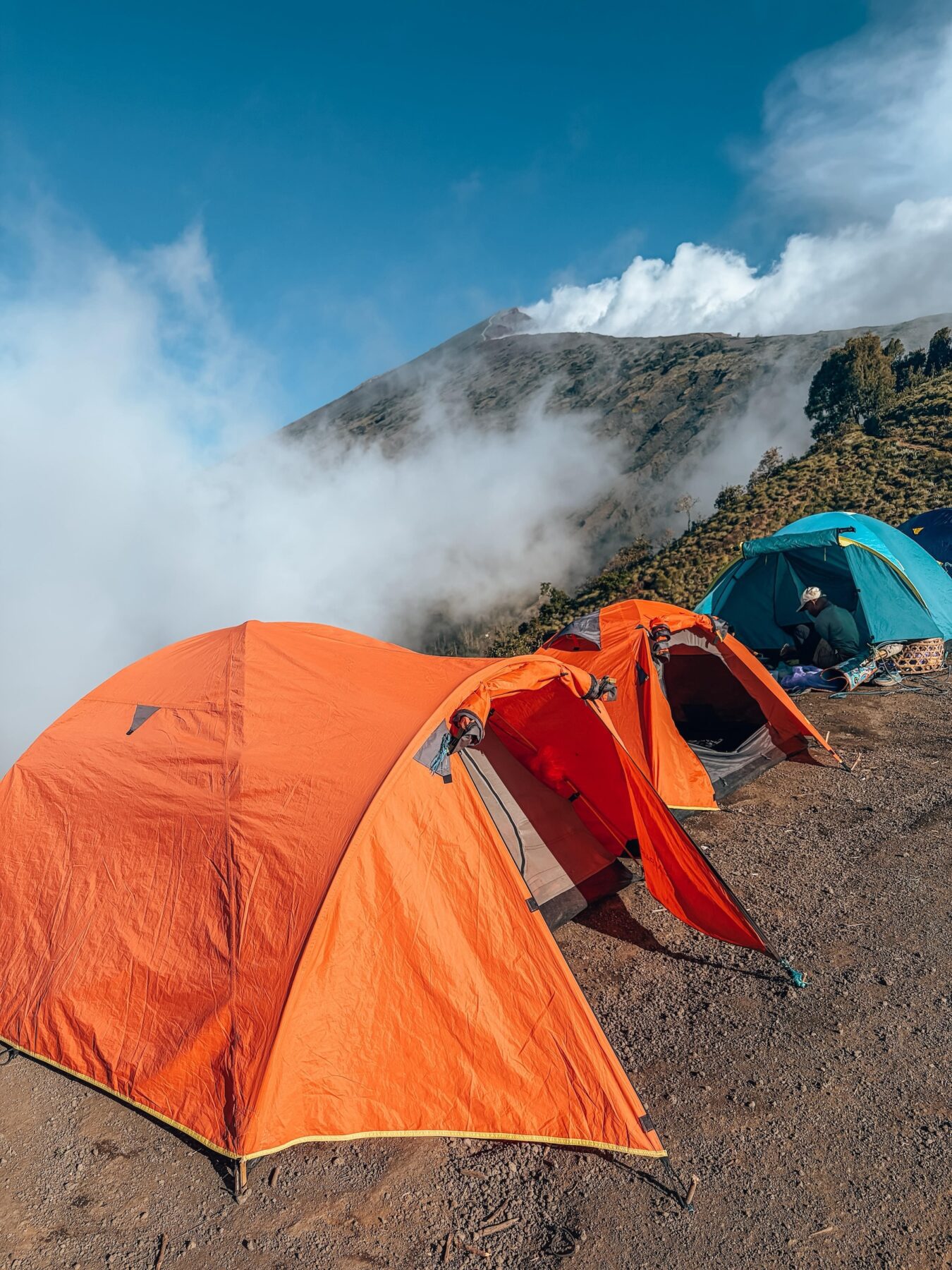 Slaapplek op de kraterrand tijdens beklimming Mount Rinjani