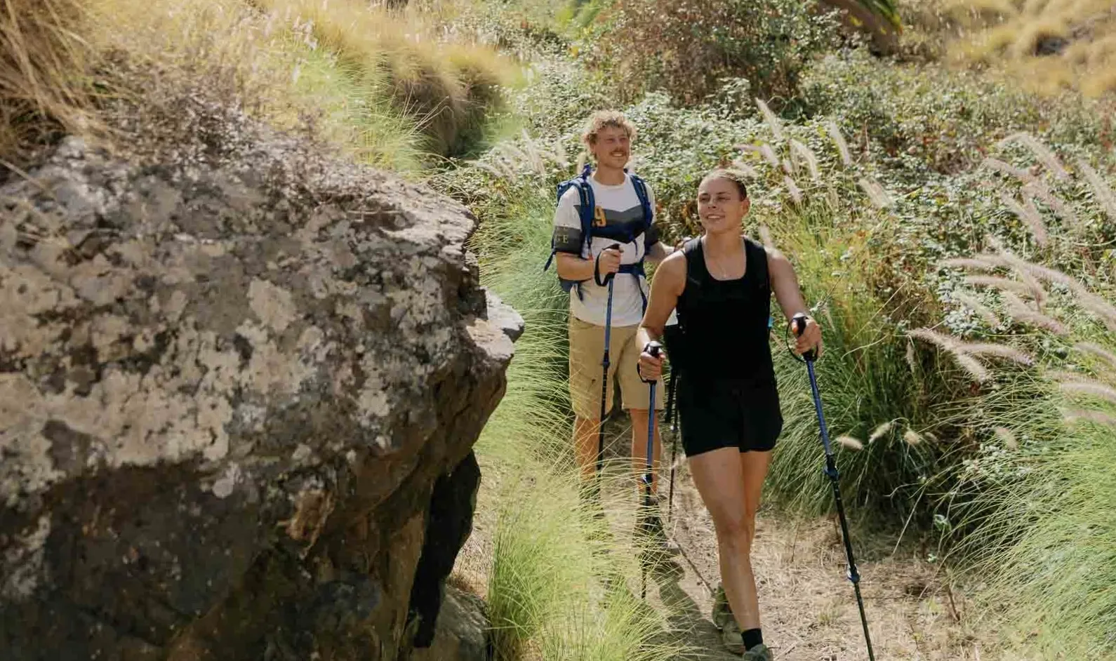 Twee mensen hiken door de natuur van Gran Canaria tijdens de Canary Trail.