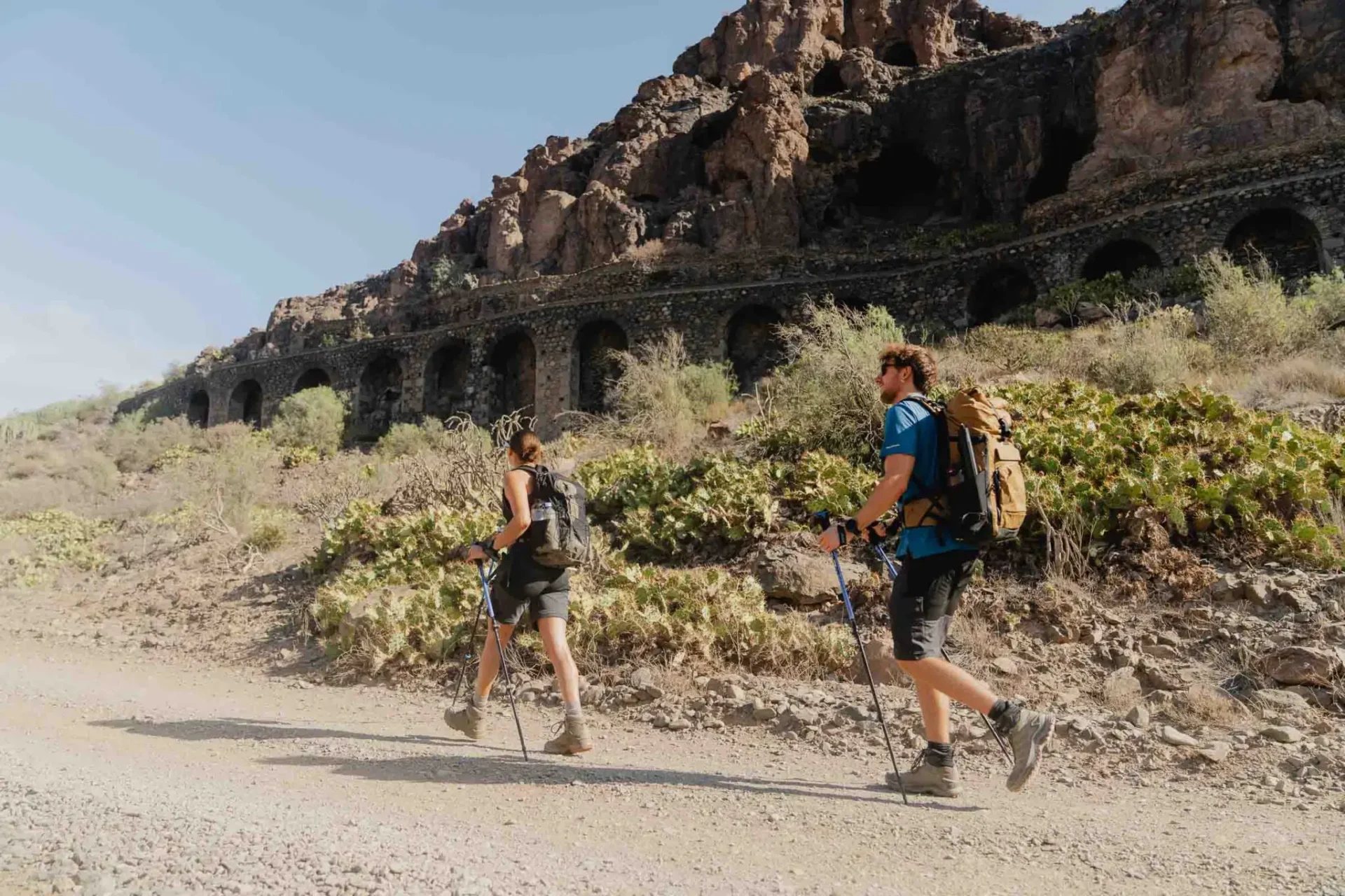 Twee mensen hiken langs gebergten op Gran Canaria.