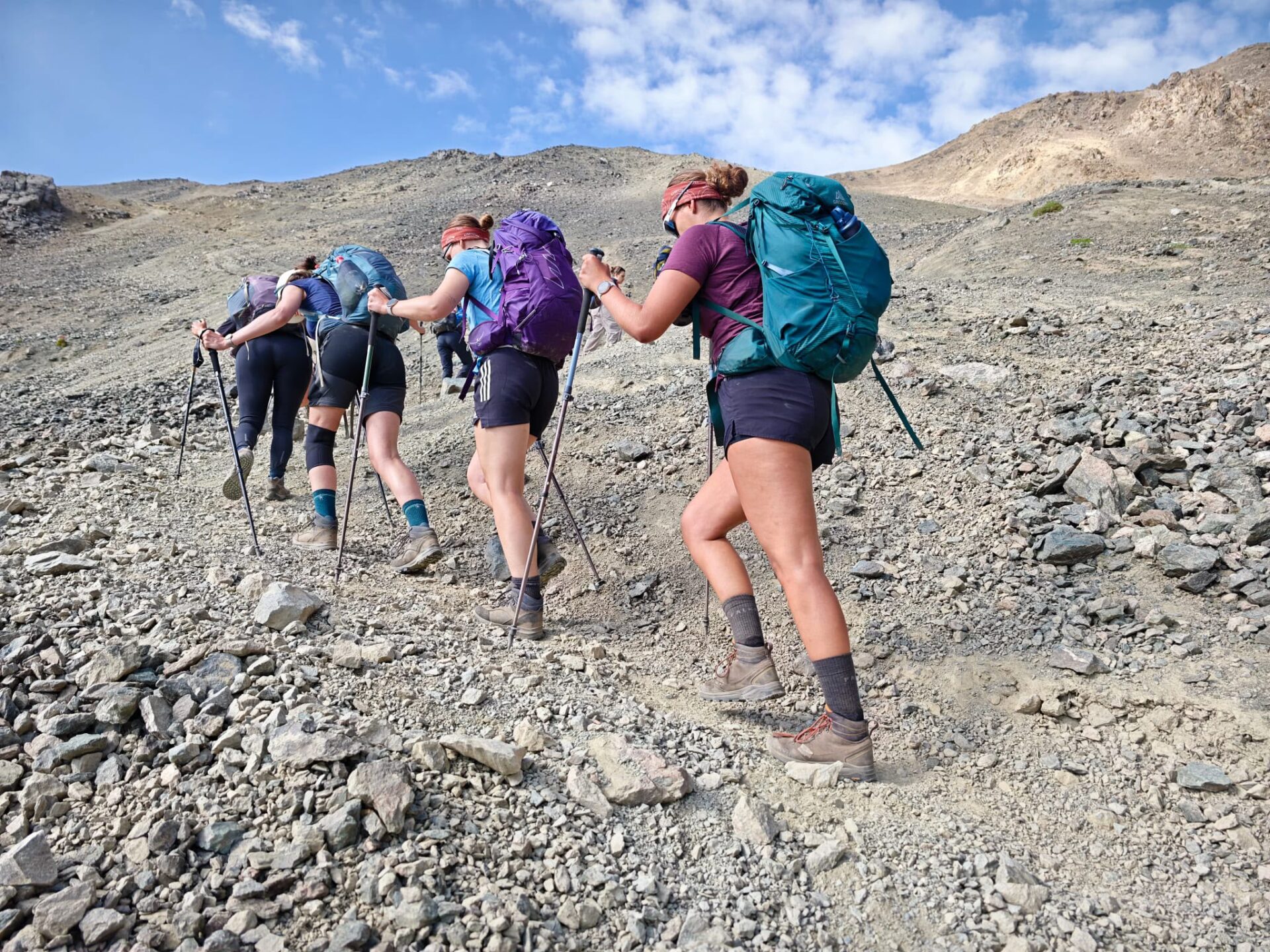 Steile beklimmen op de Kyrgyzstan Trail