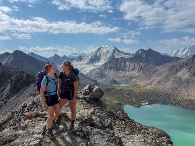 Op de top met uitzicht op Ala-Kul-Lake